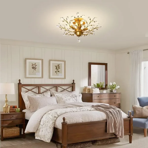 Lustre cristal doré illuminant une chambre avec mobilier en bois
