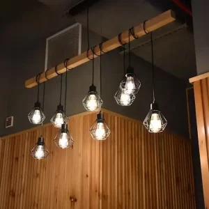 Lustre industriel en métal noir suspendu dans un salon moderne