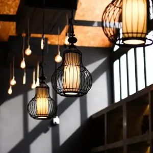 Lustre au look vintage avec un abat-jour en métal suspendu dans un salon industriel