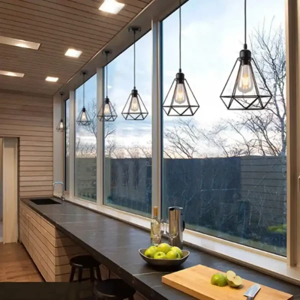 luminaire suspendu industriel noir dans une cuisine