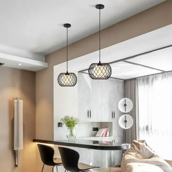 Suspension boule rotin installée au-dessus d'une table de cuisine