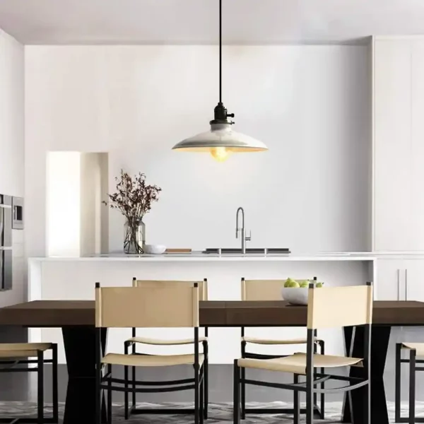 Suspension en métal blanc installée dans une salle à manger moderne