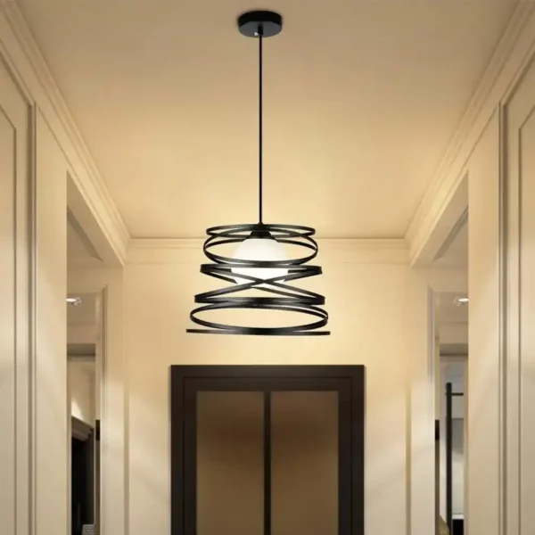 Suspension en métal filaire noir dans un hall d’entrée moderne