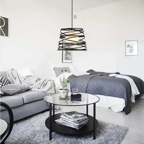 Suspension en métal filaire noir dans un salon moderne et épuré
